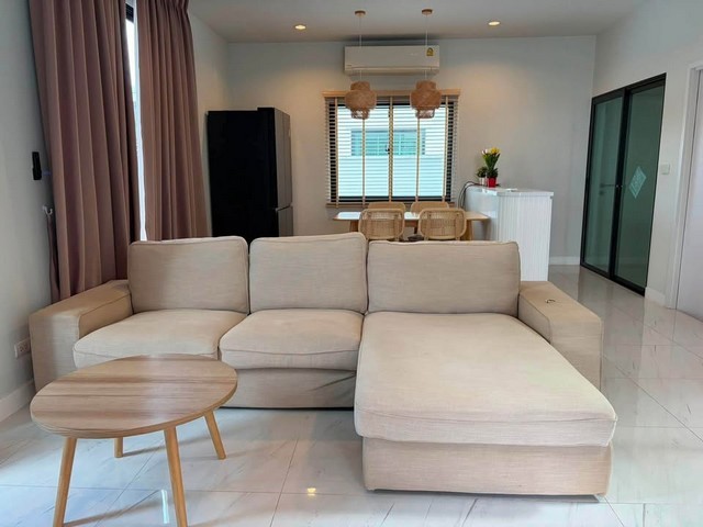 RHT2701ให้เช่าบ้าน บ้านแฝดสไตล์บ้านเดี่ยว หลังมุม ใกล้เมกาบางนา โครงการโคโม่ เบียงก้าเนื้อที่ 35 ตร.ว. พื้นที่ใช้สอย 165 ตร.ม. 4 ห้องนอน · 3 ห้องน้ำ จอดรถได้ 2 คันสนใจติดต่อคุณเจี๊ยบ 092-851-6969Line:keti2522** รับน้องหมาน้องแมวพันธุ์ที่ไม่ทำลายบ้านค่ะ **** ขออนุญาตรับเฉพาะผู้เช่าที่เป็นครอบครัวนะคะ**โครงการ ไม่มี Club House สระว่ายน้ำและยิมนะคะ**ราคาเช่า 45,000/เดือนที่ตั้ง ตำบล บางพลีใหญ่ อำเภอบ�