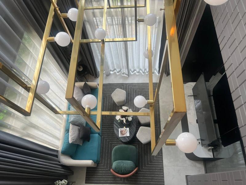 ให้เช่าบ้านเดี่ยวระดับ Luxury ในโครงการ The Gentry Sukhumvit 101 จาก SC Asset บ้านสไตล์ Modern Luxury ได้แรงบันดาลใจจากย่าน Brooklyn นิวยอร์ก ตั้งอยู่ใจกลางสุขุมวิท ใกล้ BTS ปุณณวิถี และทางด่วน เหมาะสำหรับครอบครัวผู้บริหารที่ต้องการความเป็นส่วนตัวในทำเลเมืองรายละเอียดบ้าน- บ้านเดี่ยว 3 ชั้น- พื้นที่ใช้สอยประมาณ 350 ตารางเมตร- 4 ห้องนอน- 5 ห้องน้ำ- ห้องแม่บ้านพร้อมห้องน้ำ- จอดรถได้ 3 คัน- บ้านพร้อมอยู่�