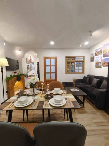 #โซนนิมมาน–#ห้วยแก้ว ให้เช่า 24,000 บาท/เดือน 60 ตร.ม. 2 นอน 1 น้ำ The #Trio Condo #วิวเมืองและวิวดอย บรรยากาศดี พร้อมเข้าอยู่รายละเอียดห้องชั้น 15 (ชั้นบนสุดของอาคาร)พื้นที่ 60 ตารางเมตร2 ห้องนอน1 ห้องน้ำเฟอร์นิเจอร์และเครื่องใช้ไฟฟ้าครบเตียงนอนตู้เสื้อผ้าโต๊ะเครื่องแป้งชั้นวางทีวีชุดโต๊ะรับประทานอาหารโซฟาโต๊ะทำงาน พร้อมเก้าอี้โทรทัศน์ตู้เย็นไมโครเวฟเตาไฟฟ้า พร้อมเครื่อ�