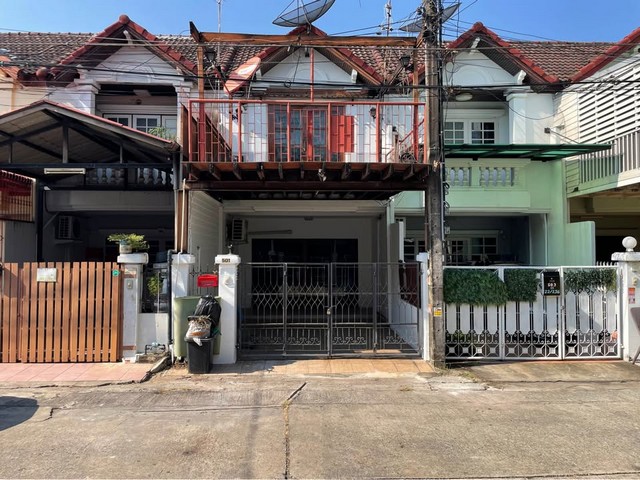 ให้เช่าทาวน์เฮ้าส์ 2 ชั้น 18 ตรว. 2 ห้องนอน บางนาตราด 56 แต่งสวย เฟอร์พร้อมอยู่ ใกล้เซ็นทรัลบางนา  *** ราคาเช่า 20,000 บาท/เดือน ติดต่อ:: ชยา โทร/ID Line:: 0942823961Link Line:: https://line.me/ti/p/3xFA1An8Kcรหัส# T26-975 ทาวน์เฮ้าส์ 2 ชั้นแต่งสวย บางนาตราด 56 ใกล้เซ็นทรัลบางนา• เนื้อที่ 18 ตารางวา • 2 ห้องนอน 1 ห้องอเนกประสงค์ • 2 ห้องน้ำ• แอร์ 3 เครื่อง• Fully furnished เฟอร์นิเจอร์ built in • เครื่องทำน้ำอุ่น เตาแก๊ส+ hood • บันไดไม้สักแท้ เรีย
