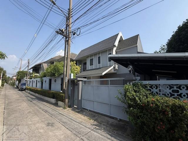 ให้เช่าบ้านเดี่ยว 5 ห้องนอน ซอยรัชดาภิเษก 32 บ้านสไตล์คอนกรีตผสมไม้ เงียบสงบ เป็นส่วนตัวสูง เดินทางสะดวก รัชดา ลาดพร้าว พระราม 9*** ราคาเช่า 73,000 บาท / เดือน ประกัน 2 เดือน + ล่วงหน้า 1 เดือน สัญญาขั้นต่ำ 1 ปีxx ไม่รับจดทะเบียนทำการค้าติดต่อ คุณช่อผกา โทร 0616198565 LINE 0616198565สำรอง LINE 0812523279 ส่งลิ้งก์ไว้ได้เลยรหัส # T26-507บ้านเดี่ยว 2 ชั้น ซอยรัชดาภิเษก 32 บ้านสไตล์คอนกรีตผสมไม้ เงียบสงบ เป็น�