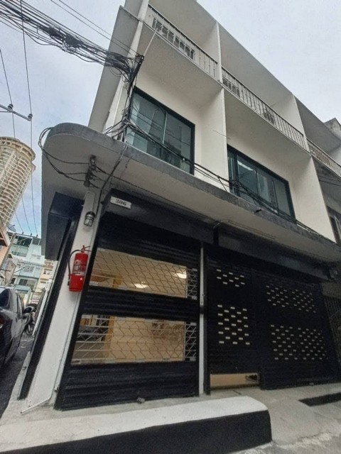 ให้เช่าอาคารพาณิชย์ 3 ชั้นหลังมุม พร้อมดาดฟ้า รีโนเวทใหม่ทั้งหลัง  สาทร 11 แยก 3 ใกล้อัสสัมชัญ ประถม 350 ม. ** เลี้ยงสัตว์ได้ *** ราคาเช่า 50,000 บาท/เดือน (บ้านเปล่า แอร์ 5) *** ราคาเช่า 65,000 บาท/เดือน (เฟอร์นิเจอร์และเครื่องใช้ไฟฟ้า) ติดต่อ::  ชยา โทร/ID Line:: 0942823961   Link Line:: https://line.me/ti/p/3xFA1An8Kcรหัส# T26-972อาคารพาณิชย์ 3 ชั้นหลังมุม พร้อมดาดฟ้า Revovated ใหม่ทั้งหลัง ย่านสาทร ใกล้อัสสัมชัญ ประถม 350 ม.• พื้นที่ใช้สอ