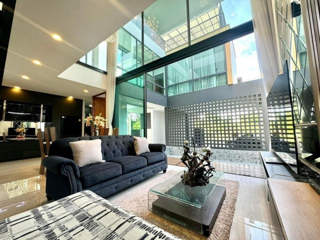 โซนเจ็ดยอด ให้เช่า 120,000 บาท/เดือน ขาย 15.9 ล้าน Pool villa 3 ชั้น บ้านหลังใหญ่ ตกแต่งสุดหรู #เฟอร์นิเจอร์บิ้วอินครบเซ็ท #สไตล์โมเดิร์น #หิ้วกระเป๋าพร้อมเข้าอยู่ได้เลย #ซื้ออยู่เองหรือปล่อยเช่าก็ได้พื้นที่ใช้สอย 310 ตรม. ที่ดิน 54.5 ตารางวา3 ห้องนอน 4 ห้องน้ำห้องรับแขก2 ห้องเก็บของห้องครัวดาดฟ้าสระว่ายน้ำ ขนาด 3.5 x 5.5 เมตร2 ที่จอดรถราคา 15,900,000 บาทค่าเช่า 120,000 บาท/เดือนเงื่อนไขการเช่าช�