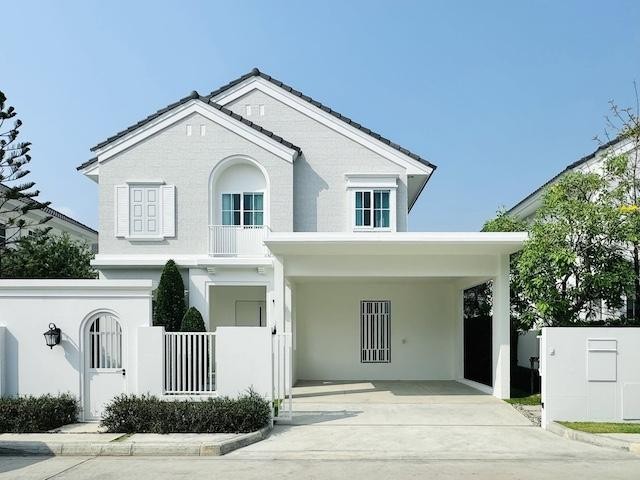 ให้เช่าบ้านเดี่ยว Chaiyapruek Bangna KM.15 บ้านรีโนเวทใหม่ สไตล์ Modern Japanese 3 ห้องนอน พร้อมเข้าอยู่ติดต่อ Agent คุณบัว (Bua)Tel: 093-646-4597 LINE ID: Bua093ค่าเช่าพิเศษ 80,000 บาทต่อเดือนรายละเอียดให้เช่าบ้านเดี่ยวโครงการ Chaiyapruek Bangna KM.15 บ้านรีโนเวทใหม่ ตกแต่งสไตล์ Modern Japanese พร้อมเฟอร์นิเจอร์และเครื่องใช้ไฟฟ้าครบ เข้าอยู่ได้ทันที เหมาะสำหรับครอบครัว ผู้บริหาร และชาวต่างชาติที่ต้องการบ้านคุณภาพในทำเลบางนา ใกล้�