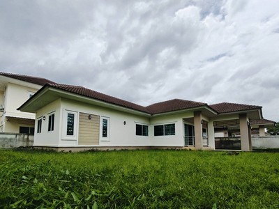 ขายบ้านเดี่ยว 1 ชั้น หลังใหญ่ 101.5 ตร.ว. ฟังก์ชันครบ 3 นอน 2 น้ำ สภาพใหม่พร้อมอยู่ หมู่บ้านวิววัน ริเวอร์ไซด์ นครนายก.TPI-3318.✅✅ ลดราคาพิเศษลงมาจาก 4.5 ล้านบาท เหลือเพียง 3,800,000 บาท เท่านั้น ✅✅.รายละเอียดและฟังก์ชันตัวบ้าน✅ สถานะบ้าน: สภาพใหม่ พร้อมเข้าอยู่✅ เหตุผลที่ขาย: เจ้าของไม่ค่อยได้อยู่ ทำไว้เป็นบ้านพักตากอากาศ สภาพดีมาก✅ เนื้อที่ดินผืนใหญ่มาก: 101.5 ตารางวา (พื้นที่กว�