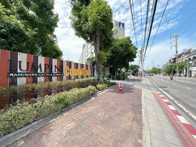 รหัสทรัพย์ :&nbsp;N1210คอนโด ลุมพินี คอนโด ทาวน์ รามอินทรา - ลาดปลาเค้า 2 ราคาถูกที่ตั้ง :&nbsp;ถนนลาดปลาเค้า แขวงอนุสาวรีย์ เขตบางเขน กรุงเทพมหานคร 10220รายละเอียดทรัพย์- คอนโดสูง 8 ชั้น อยู่ชั้น 6 พื้นที่ใช้สอย 22.55 ตารางเมตร- 1 ห้องนอน, 1 ห้องน้ำ, 1 ห้องนั่งเล่น, 1 ห้องครัว- มีโซฟา, ตู้เสื้อผ้าบิวท์อิน, โต๊ะวางทีวี, เคาน์เตอร์ตรัวบิ้วอิน, แอร์ 1&nbsp;ตัว&nbsp;- ระเบียงหันทางทิศตะวันตกสิ่งอำน�