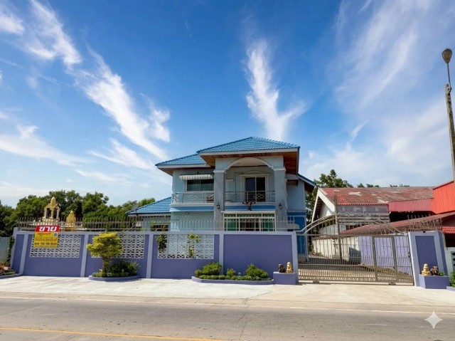 ขายบ้านเดี่ยวพร้อมที่ดิน 188 ตร.ว. ทำเลศักยภาพ (พื้นที่สีชมพู) ใกล้โค้งยายขาว บางหญ้าแพรก สมุทรสาครบ้านเดี่ยว 2 ชั้น พื้นที่กว้างขวาง ติดคลองเล็กด้านหลัง บรรยากาศดีเดินทางสะดวก ติดถนนสาย 4017 จะอยู่อาศัยก็ทำเลดี หรือจะต่อยอดธุรกิจ SME ก็ตอบโจทย์!รายละเอียดทรัพย์เนื้อที่: 188 ตารางวา (พื้นที่ด้านหลังกว้างมาก)ตัวบ้าน: บ้านเดี่ยว 2 ชั้น (เลขที่ 90/17)ฟังก์ชัน: 4 ห้องนอน / 2 ห้อ�