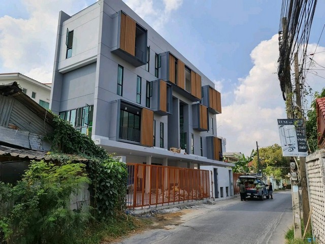 ให้เช่าโฮมออฟฟิศ3.5ชั้นย่านรัชดาลาดพร้าวลาดพร้าววังหินโชคชัย4 ใกล้MRTลาดพร้าว ใกล้ศาลรัชดาซอยรัชดา32,ซอยลาดพร้าว23ราคาเช่า 70,000 บาท / เดือน (สัญญาขั้นต่ำ 2 ปี ประกัน 3 เดือน ล่วงหน้า 1 เดือน)ที่ตั้ง ถนน รัชดาภิเษก ซอย รัชดาภิเษก 32 แขวง จันทรเกษม เขตจตุจักร กรุงเทพมหานคร 10900ติดต่อ : คุณภัสพงณ์ 063-409-8164Line : deedaa23เนื้อที่ 50 ตารางวา จำนวน 3.5 ชั้น 2 ห้องนอน 3 ห้องทำงาน 2ห้องครัว 4ห้องน้ำ 1ห้อ