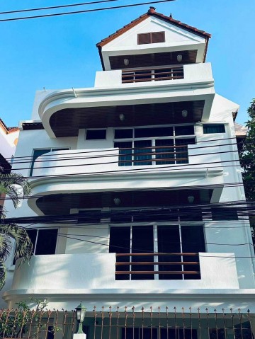 AOM 3002บ้านเดี่ยวให้เช่า สวยมาก สุขุมวิท 31 พร้อมพงษ์ 40 ตร.ว 5 ห้องนอน 5 ห้องน้ำ   แขวงคลองตันเหนือ เขตวัฒนา,กรุงเทพมหานคร  5  ห้องนอน   5   ห้องน้ำ   ที่ดิน   40.00 ตร.ว.   ใช้สอย   400.00 ตร.ม.ราคาเช่า 120,000 / เดือน จุดเด่น - ทำเลทองใจกลางสุขุมวิท เชื่อมต่ออโศกและพร้อมพงษ์ได้อย่างง่ายดาย- ตกแต่งครบครันด้วยเฟอร์นิเจอร์และเครื่องใช้ไฟฟ้า พร้อมเข้าอยู่ได้ทันที- บรรยากาศบ้านร่มรื่นด้วยต้นไ�