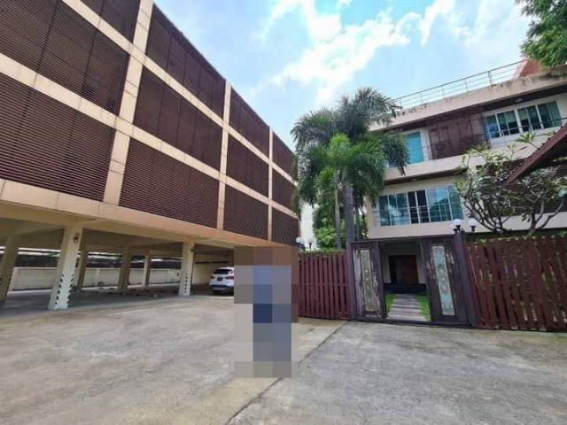 ขาย ออฟฟิศพร้อมบ้านเดี่ยว สุขุมวิท 101 บ้านเดี่ยวมีสระว่ายน้ำส่วนตัว ราคาขาย  86,000,000 บาทรายละเอียด BH_01185ประเภททรัพย์ : Office และ บ้านเดี่ยว    Office มี 4 ชั้น พร้อมลิฟท์ 1 ตัว  ขนาดที่ดิน : 562 ตารางวา  พื้นที่ใช้สอย : 2,000 ตารางเมตร  จำนวนห้อง : ออฟฟิศ ห้องน้ำมีชั้น 1 กับ 3 (ผู้หญิง 4 ห้อง ผู้ชาย 3 ห้อง)  ที่จอดรถ : ประมาณ 22-25 คัน บ้านเดี่ยว มี 3 ชั้น พื้นที่ใช้สอยประมาณ 1,000 ตารางเมตร จำนวนห้อง : 4 ห้อ�