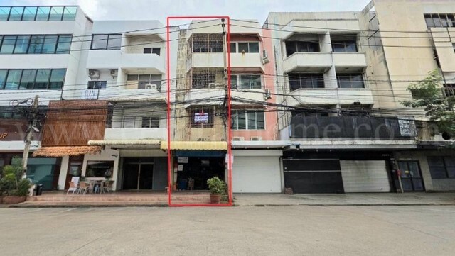 รหัสทรัพย์ 7318ขาย/ให้เช่า อาคารพาณิชย์ 4 ชั้น ซอยมโนรม ถนนพระราม 4 ทำเลดี เดินทางสะดวกมากที่ตั้ง&nbsp;: ซอยมโนรม ถนนพระราม4 เเขวงคลองเตย เขตคลองเตย กรุงเทพมหานคร 10110รายละเอียดทรัพย์- อาคารพาณิชย์ 4 ชั้น หน้ากว้าง&nbsp; 5 เมตร ลึก 12 เมตร &nbsp;- เนื้อที่ดิน 14.4 ตร.วา พื้นที่ใช้สอย&nbsp; 220 ตร.ม.- 4 ห้องนอน, 2 ห้องน้ำ มีพื้นที่โถงกลางแต่ละชั้น- อาคารเปล่า พร้อมแอร์ 3 ตัว, ปั๊มน้ำ, แท้งค์น้ำ, เครื่