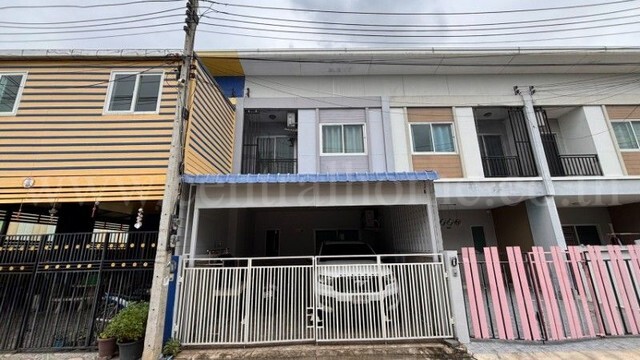 รหัสทรัพย์ :&nbsp;7352ทาวน์เฮ้าส์หมู่บ้านตรีพฤกษ์ เลียบคลองประปานครปฐม ราคาถูกที่ตั้ง :&nbsp;ตำบลนครปฐม อำเภอเมืองนครปฐม จังหวัดนครปฐม 73000รายละเอียดทรัพย์- ทาวน์เฮ้าส์ 2 ชั้น เนื้อที่ 18.7 ตารางวา พื้นที่ใช้สอย 102 ตารางเมตร-&nbsp;2&nbsp;ห้องนอน, 2 ห้องน้ำ, 1 ห้องรับแขก, 1 ห้องครัว, 2 ที่จอดรถ&nbsp;- ต่อเติมห้องครัวหลังบ้าน และต่อเติมหลังคาที่จอดรถเรียบร้อยพร้อมใช้งาน- หน้าบ้านหันทางทิศเ�