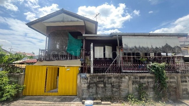 รหัสทรัพย์ :&nbsp;N1344บ้านเดี่ยว&nbsp;พหลโยธิน 58 แยก 21 ถูกมากที่ตั้ง :&nbsp;ซอย พหลโยธิน 58 แยก 21 แขวงสายไหม เขตสายไหม กรุงเทพมหานคร 10220รายละเอียดทรัพย์&nbsp;- บ้านเดี่ยว 2 ชั้น 52 ตารางวา พื้นที่ใช้สอย 230 ตารางเมตร- 2 ห้องนอน, 1 ห้องน้ำ, 1 ห้องครัว, 2 ห้องเก็บของ, 2 ห้องอเนกประสงค์&nbsp;- พร้อมห้องครัวนอกตัวบ้าน- ชั้น1เป็นปูน/ชั้น2เป็นบ้านไม้- บ้านหันทิศตะวันตกทำเลและสถานที่ใกล้เคียง&nbsp;-&nbsp;Amorn Market – ต�