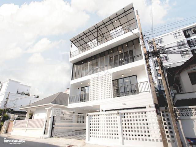 ขายโฮมออฟฟิศ 4 ชั้น 51 ตรว. กว่า 800 ตรม. 7 ห้องนอน ซอย 20 มิถุนา รีโนเวทใหม่ ใจกลางห้วยขวาง สุทธิสาร ใกล้ MRT สุทธิสารติดต่อ:: ชยา โทร/ID Line:: 0942823961Link Line:: https://line.me/ti/p/3xFA1An8Kcรหัส# T26-928สุดยอดทาวน์โฮม 4 ชั้น ใจกลางห้วยขวาง ในซอย 20 มิถุนา รีโนเวทเหมือนสร้างใหม่• ขนาด 51 ตรว.• พื้นที่ใช้สอย 800 ตร.เมตร• 7 ห้องนอน• 5 ห้องน้ำ• 1 ห้องโถง 1 โซนครัว• มีดาดฟ้ากว้างๆ• สามารถจอดรถได้ 6-8 คัน• มีพื้นที่ด้านข้าง• ย่า�