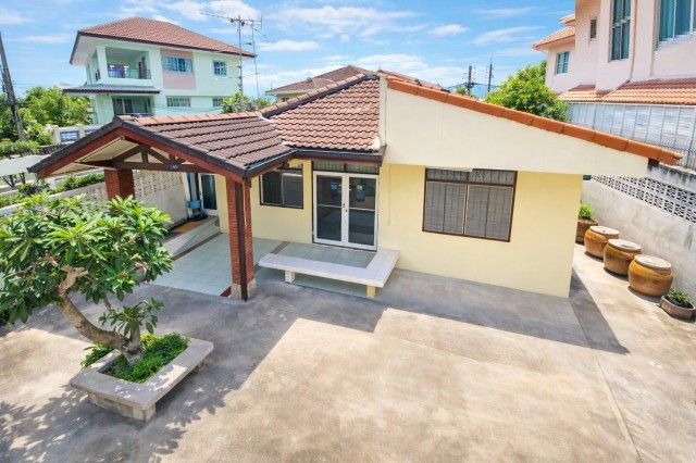 นวมินทร์93-99 บ้านเดี่ยวชั้นเดียว 3 นอน 2 น้ำ ใกล้ฟู้ดแลนด์ นวมินทร์ 700 ม.ขนาดที่ดิน 54 ตร.ว. 220 ตร.ม. 10,999 B-M.วัดบางเตย เงียบสงบ เหมาะสำหรับอยู่อาศัย เดินทางสะดวก ใกล้ชอคโกแลต วิลล์ 1.5 กม. แหล่งไลฟ์สไตล์ รถไฟฟ้า และสิ่งอำนวยความสะดวกครบครันNear Foodland Nawamin 700m. Nawamin 93-99 Single-story house for rent 3bed 2bath  54sq.wa. 220sq.m. Spacious living area with parking for 1 car. Wat Bang Toey 900m.  Chocolate Ville 1.5 km. Quiet residential atmosphere convenient transportation close to lifestyle amenities and the BTS Skytrain. Rent 10,999 THB/month.VDO 1Minshttps://youtube.com/shorts/hC96mOHADswถนนน