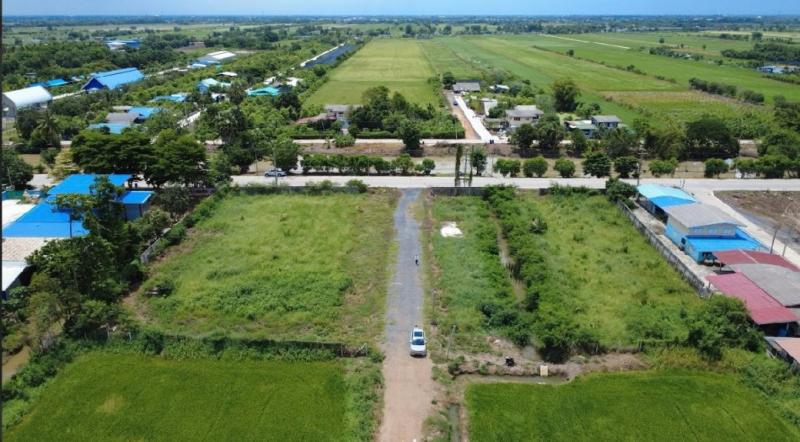 ขายที่ดินทำเลดี ตำบลคลองสาม อำเภอคลองหลวง จังหวัดปทุมธานี จำนวน 2 แปลงติดกัน หน้าที่ดินติดถนนเลียบคลองสาม เดินทางสะดวก ใกล้ชุมชน ร้านค้า และตลาดพี่ญาคนรุม ซึ่งตั้งอยู่บริเวณซอยคลองสาม 13/3 ที่ดินสามารถซื้อแยกเป็นรายแปลง หรือซื้อรวมทั้ง 2 แปลงได้ เหมาะสำหรับสร้างบ้านพักอาศัย โครงการบ้านจัดสรร โกดัง สำนักงาน สถานประกอบการ หรือซื้อเก็บไว้ลงทุนรองรับการเ�