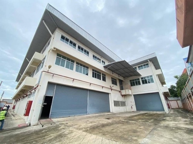 ให้เช่าโรงงาน โกดัง พร้อมสำนักงาน 3 ชั้น ผังม่วง โซนพระประแดง สมุทรปราการค่าเช่า 400,000 บาท/เดือนประกัน 3 เดือน ล่วงหน้า 1 เดือน สัญญาขั้นต่ำ 1 ปีพื้นที่ใช้สอย ทั้งหมด 4,326 ตารางเมตร พื้นที่สีม่วงเดินทางสะดวก ใกล้ตัวเมืองและแหล่งที่พักอาศัยรายละเอียด- ขนาดที่ดิน: 560 ตรว.- พื้นที่ใช้สอย: 4,326 ตรม.- ขนาดอาคาร: 36x36 เมตร(3ชั้น)- ห้องน้ำชั้น1: 5 ห้อง- ห้องน้ำชั้น2: 11 ห้อง- ห้องน้ำชั้น3: 11 ห�