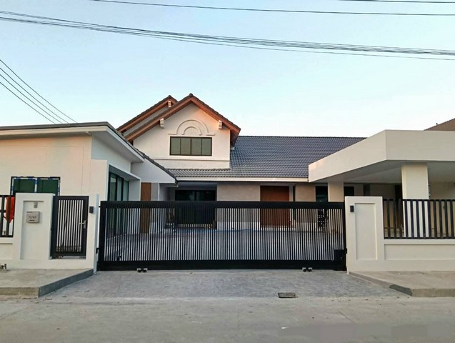 ขายบ้านเดี่ยว 2 ชั้น หมู่บ้าน เมืองเอก 3 เดินทางสะดวก เมืองเอก รังสิต ใกล้ ม.รังสิต ดอนเมือง ปทุมธานีรหัส PP497 ราคา 14,900,000 บาท ค่าโอนค่าภาษี 50/50ติดต่อ คุณช่อผกา โทร 0616198565 LINE 0616198565สำรอง LINE 0812523279 ส่งลิ้งก์ไว้ได้เลย-ขายบ้านเดี่ยว หมู่บ้าน เมืองเอก 3 ใกล้ ม.รังสิต เมืองปทุมธานี-ที่ดินใหญ่ 179 ตร.ว.-พื้นที่ใช้สอยกว่า 400 ตร.ม.-4 ห้องนอน 5 ห้องน้ำ-ห้องรับแขกใหญ่ โปร่ง โล่ง-ครัวฝรั่ง + ครัวไทย-ห�