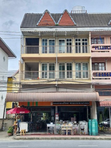 โซนฟ้าฮ่าม ขายเพียง 7.9 ล้าน อาคารพาณิชย์ 3 ชั้น พร้อมชั้นลอย และดาดฟ้า #อำเภอเมืองเชียงใหม่ #ติดถนน #ค้าขายได้ หรือปล่อยเช่าก็ดีอาคารสูง 3 ชั้น จำนวน 2 คูหาเนื้อที่ 12.5 ตารางวา และ 10.6 ตารางวารวม 4 ห้องนอนรวม 5 ห้องน้ำมีชั้นลอยบริเวณชั้น 1ดาดฟ้าขนาดใหญ่ ใช้งานได้หลากหลายมีเล่มทะเบียนบ้านแยก 2 หลัง2 โฉนด พร้อมโอนจุดเด่นซื้อครั้งเดียวได้อาคาร 2 คูหา พร้อมกรรมสิทธิ์แยก 2 
