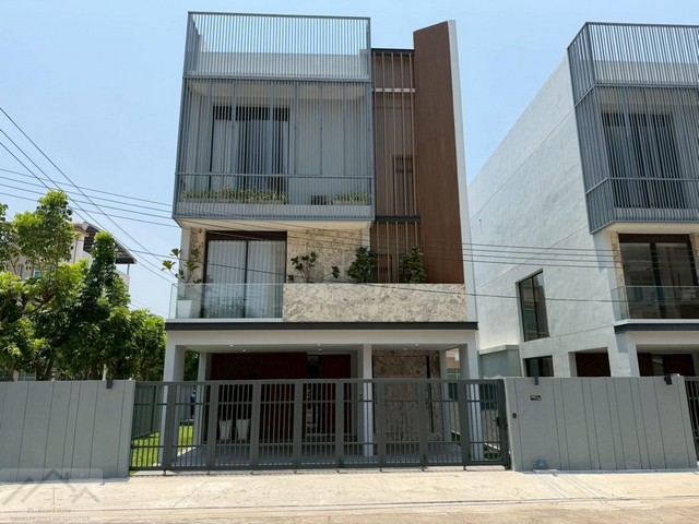 ขายบ้านเดี่ยว 3 ชั้น แปลงมุม หลังใหญ่ 66.6 ตรว. หมู่บ้านปรีชา รามคำแหง-กรุงเทพกรีฑา บ้านเดี่ยวสุดหรู พร้อมลิฟต์ส่วนตัว *** ราคาขาย 15.9 ล้านบาท ฟรีโอน ติดต่อ::  ชยา โทร/ID Line:: 0942823961   Link Line:: https://line.me/ti/p/3xFA1An8Kcรหัส# T26-545บ้านเดี่ยว 3 ชั้น แปลงมุม หลังใหญ่ หมู่บ้านปรีชา รามคำแหง-กรุงเทพกรีฑา • บ้านเดี่ยวสุดหรู พร้อมลิฟต์ส่วนตัว • ขนาดพื้นที่ : 66.6 ตารางวา• พื้นที่เยอะกว่า 400 ตร.ม.• 4 ห้องนอน • 5 ห้อง�