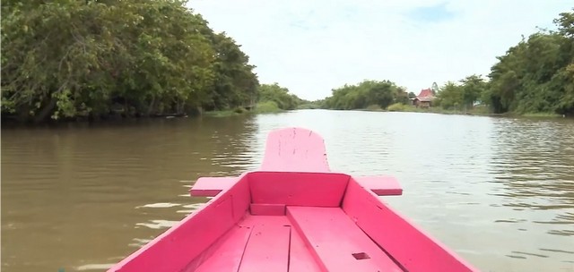 ขายที่ดินติดแม่น้ำท่าจีน ถมแล้วเต็มพื้นที่ น้ำไม่ท่วม ถมไว้สูง  ที่ดินตั้งอยู่ฝั่งแม่น้ำที่เป็นที่งอก และมีที่งอกประมาณ 90 ตรว. (ถมไว้แล้วเช่นกัน)  เทคอนกรีตริมตลิ่ง ตลอดแนวแม่น้ำ ทำบันไดเดินขึ้นลงแม่น้ำและมีที่จอดเรือ บ้านเดี่ยวหลังใหญ่ ขนาดตัวอาคารบ้านกว้าง 9 เมตร ยาว 12.5 เมตร ถ้ารวมส่วนที่ต่อเติมหน้าบ้านและหลังบ้านด้วยจะมีขนาด 12.5 X 20 เมตร ตัวบ้านถมสูงกว