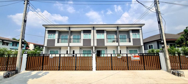 หมู่บ้านวัฒนาวิลเลจ ซ.หมู่บ้านพูนลาภ ถ.เลียบคลองประชากร ต.บางพูด อ.เมืองปทุมธานี จ.ปทุมธานีรหัสทรัพย์ :16642ประเภท :ทาวน์เฮ้าส์ / ทาวน์โฮมโครงการ :หมู่บ้านวัฒนาวิลเลจ ถ.เลียบคลองประชากรที่ตั้ง :ต.บางพูด อ.เมืองปทุมธานี จ.ปทุมธานีโซน :โซน Cเนื้อที่ :35.8 ตร.ว.พื้นที่ใช้สอย :135.5 ตร.ม.ห้องนอน :3 ห้องห้องน้ำ :3 ห้องห้องอื่น ๆ :ห้องรับแขก 1 ห้องจำนวนชั้น :2 ชั้นชั้นบน :ลามิเนตชั้นล่าง