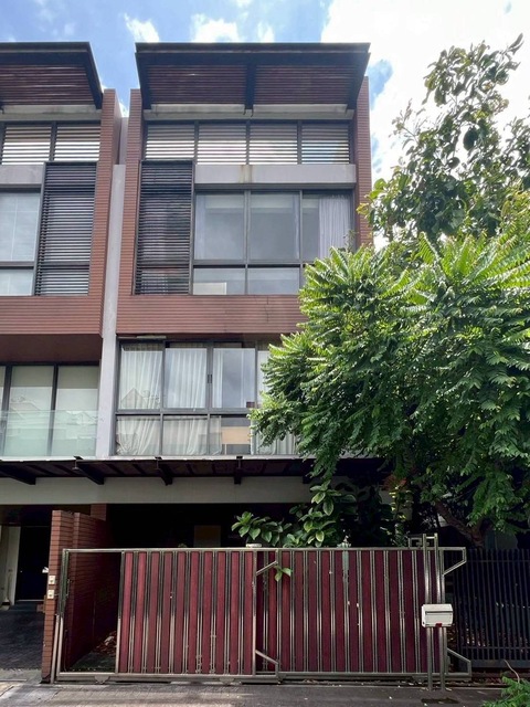 Sub1531For sale The PLOT เย็นอากาศ - บ้านสวยมาก ทำเลดี ในซอยเย็นอากาศขายหลังสุดท้ายในโครงการขายทาวน์โฮมหรู 3Fl./บ้านแฝดเย็นอากาศ 3 พื้นที่ 36.6 ตรว. พื้นที่ใช้สอย 300 ตรม.3 ห้องนอน3 ห้องน้ำ1 living room1 ห้องน้ำแม่บ้าน 1 ห้องน้ำแขก 1 ห้องนั่งเล่น1 ครัวไทย 1 ครัวฝรั่ง6 แอร์2 ที่จอดรถราคา 24.5MB  (คชจ.คนละครึ่ง)หลังสุดท้ายของ โครงการ  บ้านสวยมาก=================จุดเด่น:ตั้งอยู่ใจกลางย่านธุรกิจของกรุงเทพฯ (CBD) บนทำเล