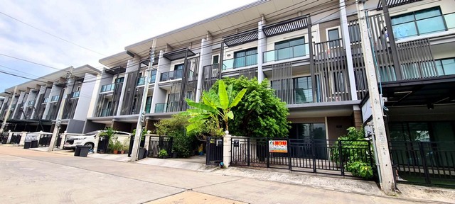 หมู่บ้านทาวน์อเวนิวเมิร์จ รัตนาธิเบศร์ บางบัวทอง นนทบุรีที่ตั้ง :ซ.วัดมะเดื่อ ถ.รัตนาธิเบศร์ ต.บางรักใหญ่ อ.บางบัวทอง จ.นนทบุรีขายด่วน ขายขาดทุน ราคาทุน 4 ล้านบาท ราคานี้เพียง 3 เดือนเท่านั้นทาวน์โฮม สูง 3 ชั้น เนื้อที่ 20 ตร.ว. พื้นที่ใช้สอย 170 ตร.ม. มี 3 ห้องนอน 3 ห้องน้ำ 1 ห้องครัวบิลท์อิน ชั้นล่างพื้นกระเบื้อง ชั้นบนพื้นลามิเนต ชั้น 2 มีพื้นที่ว่างสำหรับทำมุมนั่งเล