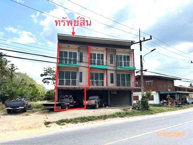 ขายอาคารพาณิชย์สุราษฎร์ธานี  2 ชั้น    ถนน สายพุนพิน-คีรีรัฐนิคม   ตำบล ท่าขนอน อำเภอ คีรีรัฐนิคม จังหวัด สุราษฎร์ธานี  ราคาโปรโมชั่น   2,262,000   บาท    ลดจาก  2,900,000   บาท ราคาโปรโมชั่นตั้งแต่วันที่ 1 กรกฎาคม 2569 – 30 กันยายน 2569  รายละเอียดทรัพย์ -  เนื้อที่ 29.00 ตร.ว.  พื้นที่ใช้สอย 176.00 ตร.ม. -  1 ห้องนอน 3 ห้องน้ำ   -  1 ที่จอดรถ  -  บ้านหันไปทางทิศ  พิกัดทรัพย์ : https://maps.app.goo.gl/GEfcam2Xv7GJjYL79  สถานที่ใกล้เคียง   - สถา�