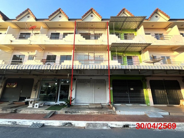 ขายอาคารพาณิชย์เมืองสุราษฎร์ธานี  3 ชั้น    ถนน ประชานฤมิตร ตำบล บางกุ้ง อำเภอ เมืองสุราษฎร์ธานี จังหวัด สุราษฎร์ธานี  ราคาโปรโมชั่น  2,125,000    บาท    ลดจาก  3,000,000   บาท ราคาโปรโมชั่นตั้งแต่วันที่ 1 กรกฎาคม 2569 – 30 กันยายน 2569  รายละเอียดทรัพย์ -  เนื้อที่ 17.80 ตร.ว.  พื้นที่ใช้สอย 192.00 ตร.ม. -  4 ห้องนอน 3 ห้องน้ำ   -  1 ที่จอดรถ  -  บ้านหันไปทางทิศ ตะวันตกเฉียงใต้  พิกัดทรัพย์ : https://maps.app.goo.gl/vLYu1WXd7WDpueEr6  สถาน�