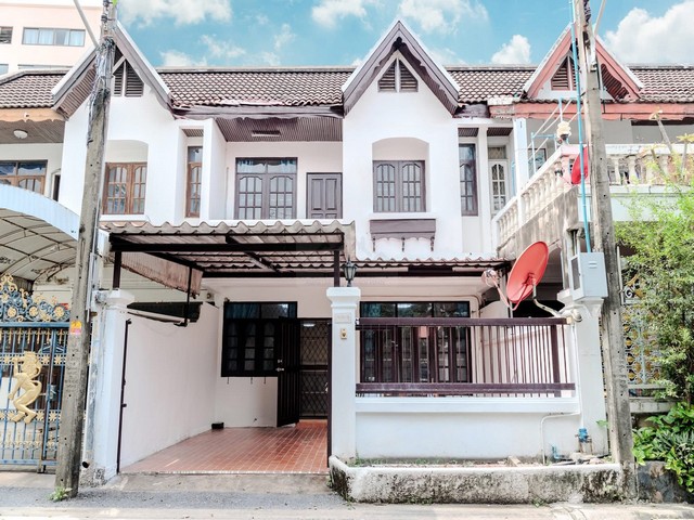 ให้เช่าทาวน์โฮม 2 ชั้น 4 ห้องนอน ซอยประชาราษฎร์บำเพ็ญ 20 ห้วยขวาง พร้อมเฟอร์นิเจอร์ ทำออฟฟิศได้ *** ราคาเช่า 35,000 บาท/เดือน  *** ทำออฟฟิศจดทะเบียน 40,000 บาท/เดือน  ติดต่อ:: ชยา โทร/ID Line:: 0942823961   Link Line:: https://line.me/ti/p/3xFA1An8Kcรหัส# T26-986ทาวน์โฮม 2 ชั้น ซอยประชาราษฎร์บำเพ็ญ 20 ห้วยขวาง • เนื้อที่ 25.5 ตรว • 4 ห้องนอน• 2 ห้องน้ำ • จอดรถในร่มได้ 1 คันเฟอร์นิเจอร์และเครื่องใช้ไฟฟ้า (พร้อมใช้งาน)• เครื่องปรับอากา�