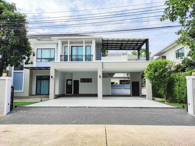 BH4249 ขายและให้เช่าบ้านเดี่ยวหรู Perfect Masterpiece Sukhumvit 77 สุขุมวิท 77 ลาดกระบัง ใกล้สนามบินสุวรรณภูมิ พร้อมเฟอร์นิเจอร์ครบติดต่อ Agent คุณบัว (Bua)Tel: 093-646-4597&nbsp;LINE ID: Bua093ราคาเช่า 235,000 บาทต่อเดือนราคาขาย 32.5 ล้านบาทรายละเอียดประกาศขายและให้เช่าบ้านเดี่ยวระดับลักชัวรี โครงการ Perfect Masterpiece Sukhumvit 77 ทำเลศักยภาพ สุขุมวิท 77 ลาดกระบัง บ้านหลังใหญ่ บรรยากาศเป็นส่วนตัว ตั้งอยู่ตรงข้ามสวนของโครงการ ตกแต่ง