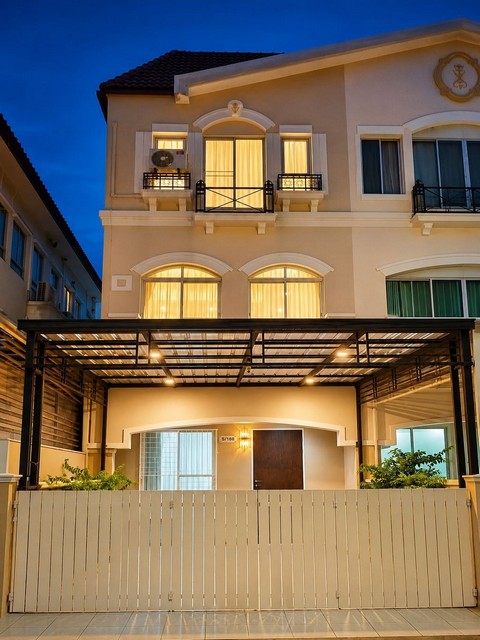 ขายทาวน์โฮม 3 ชั้น 4 ห้องนอน โครงการบ้านกลางเมือง The Royal Monaco ศรีนครินทร์ 24 ใกล้ MRT สายสีเหลือง ใกล้ซีคอน  *** ราคาขาย 4,990,000 บาท *** ราคาเช่า 35,000 บาท/เดือน   ติดต่อ::  ชยา โทร/ID Line:: 0942823961   Link Line:: https://line.me/ti/p/3xFA1An8Kcรหัส# T26-985โฮมออฟฟิศ  โครงการบ้านกลางเมืองรอยัลโมนาโค ศรีนครินทร์ 24 • เนื้อที่ 20.6 ตร.ว.  • 4 ห้องนอน • 3 ห้องน้ำ (เครื่องทำน้ำอุ่น)• 5 เครื่องปรับอากาศ• ตู้เย็น 15 Q , TV 55 นิ้ว, เครื่องซักผ้า 14 กก.• จอดรถ 2 �