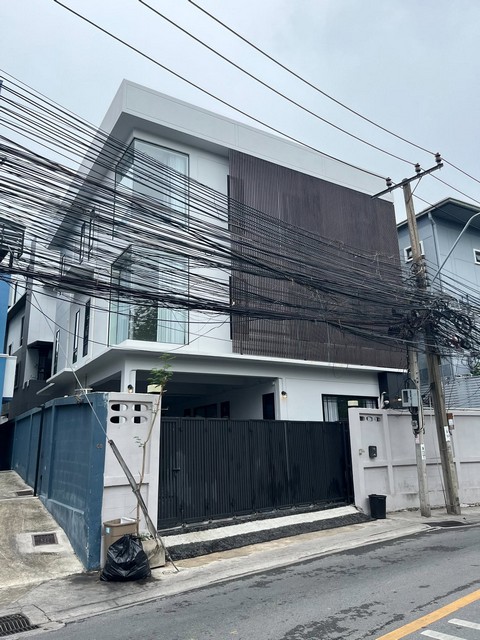 ให้เช่าบ้านเดี่ยว 3 ชั้น 100 ตรว. 360 ตรม. ซอย 20 มิถุนา ถนนสุทธิสารวินิจฉัย ใกล้ MRT สุทธิสาร เหมาะทำออฟฟิศและอยู่อาศัย    *** ราคาเช่า 90,000 บาท/เดือนติดต่อ::  ชยา โทร/ID Line:: 0942823961   Link Line:: https://line.me/ti/p/3xFA1An8Kcรหัส# T26-809 บ้านเดี่ยว 3 ชั้น ซอย 20 มิถุนา ถนนสุทธิสารวินิจฉัย เหมาะทำออฟฟิศและอยู่อาศัย      • เพดานสูง 2.70 เมตร • เนื้อที่ดิน 100 ตารางวา • พื้นที่ใช้สอย 360 ตร.เมตร- ชั้นที่ 1. มี 1 ห้องรับแขก / 1 ห้องครัว  / 1 ห�