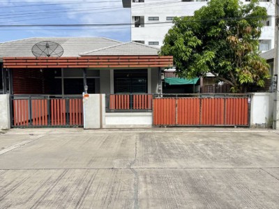 ????#บ้านแฝดรีโนเวทใหม่อมตะพานทองชลบุรี????หมู่บ้านปาณรดา หนองตำลึง ชลบุรี????สถานะกำลังรีโนเวท???????? ราคาเพียง 2.xxx ล้านบาท✅ พื้นที่ 45 ตร.ว.✅ 3 ห้องนอน 1 ห้องน้ำ✅ จอดรถได้ 4 คัน✅ รีโนเวทใหม่ทั้งหลัง ✅พร้อมของแถมครบ???? ของแถมจัดเต็ม????✨ โซฟา✨ โต๊ะรับประทานอาหาร✨ ตู้อาบน้ำ + เครื่องทำน้ำอุ่น✨ ปั๊มน้ำ✨ เหล็กดัด มุ้งลวด และผ้าม่าน✨ฟรีโอน  ฟรียื่นกู้????ทำเลสะดวก ใกล้ตลาดฟ้าไทย, E-TE