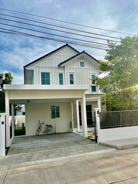 ให้เช่าบ้านเดี่ยว 2 ชั้น 50 ตรว. 3 ห้องนอน วิลลาจจิโอ 2 ศรีนครินทร์-บางนา ใกล้เมกะบางนา *** ราคาเช่า 62,000 บาท/เดือน ติดต่อ::  ชยา โทร/ID Line:: 0942823961   Link Line:: https://line.me/ti/p/3xFA1An8Kcรหัส# T26-1121บ้านเดี่ยว 2 ชั้น วิลลาจจิโอ 2 ศรีนครินทร์-บางนา ใกล้เมกะบางนา ๐ ขนาดที่ดิน:  50 ตรว๐ พื้นที่ใช้สอย: 137 ตรม๐ 3 ห้องนอน ๐ 3 ห้องน้ำ ๐ 1 ครัวไทย  ๐ 2 ที่จอดรถในร่ม เครื่องใช้ไฟฟ้า ๐ TV 52 นิ้ว / ตู้เย็น Hitachi / เครื่องซักผ้า 10 kg / เครื่อง�