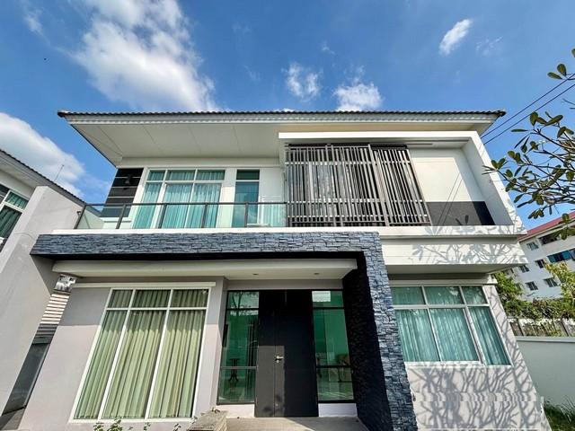 ขายบ้านเดี่ยว 2 ชั้น โครงการ The Ozone Panyaindra ดิ โอโซน ปัญญาอินทรา ใกล้ Fashion Islandราคาขาย 8,900,000 บาทราคาเช่า 55,500 บาท / เดือนที่ตั้ง ถนนปัญญาอินทรา แขวงบางชัน เขตคลองสามวา กรุงเทพมหานคร 10510ติดต่อ : คุณภัสพงณ์ 0634098164Line : deedee23https://www.facebook.com/profile.php?id=61581484955548เนื้อที่ 100 ตารางวา พื้นที่ใช้สอย 262 ตารางเมตร จำนวน 2 ชั้น 4 ห้องนอน 6 ห้องน้ำมี 1 ห้องอเนกประสงค์ 2 ห้องนั่งเล่น ห้องแม่บ้าน สวนส่วนตัว พร้อมที่จอดรถสิ่�