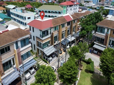 บ้านหลังมุมส่วนตัวหน้าสวนไม่ติดกับใคร !! ขายถูกบ้านโครงการ Town Plus ทาวน์พลัส หัวหมากรามคำแหง ขนาดที่ดิน 22.9 ตร.วา ใช้สอย 179 ตร.ม 3 ชั้นบ้านรีโนเวทใหม่ทั้งหมดใกล้รถไฟฟ้าห้ามพลาด !! .TPI-3328.Location : แผนที่ https://maps.app.goo.gl/Wn1oNdWY6rDvPnWz7?g_st=ic.รายละเอียด : บ้านทาวน์โฮม ✅บ้านขนาดที่ดิน 22.9 ตารางวา✅พื้นที่ใช้สอย 179 ตารางเมตร ✅จำนวน 3 ชั้น 2 ที่จอดรถ ✅หน้ากว้าง 5 เมตร ✅3 ห้องนอน 4 ห้องน้ำ ✅1 ห้องครัว 1 ห้องนั่งเ