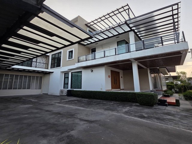 รหัสC7249 ขายบ้านเดี่ยวหลังใหญ่ เนื้อที่เกือบ 300 ตรว. มีลิฟต์ ในซอยสุขุมวิท101 ใกล้ BTS ปุณณวิถี ราคาขาย 79,000,000 บาท (เจ็ดสิบเก้าล้านบาท)สนใจนัดชมสถานที่หรือสอบถามข้อมูลเพิ่มเติมโทร : 095-823 9789 คิทLine id : candy.456Line Add Friend : https://line.me/ti/p/rHhjrvhm_zโทร : 091-782 8924 ต้นLine : seng.456Line Add Friend : https://line.me/ti/p/iHsUxP2IlTบ้านเดี่ยวขนาดใหญ่ ใกล้ BTS ปุณณวิถี พร้อมลิฟต์ส่วนตัวเนื้อที่ 296 ตารางวา  พื้นที่ใช้สอย 800 ตารางเมตร มีพื้นที่สวนหลังบ้าน�