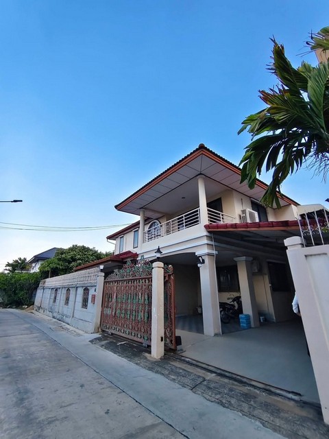 ขายบ้านเดี่ยว 2 ชั้น 98 ตร.วา ซอยลาดพร้าว 64 เดินทางสะดวกทั้งลาดพร้าว รัชดา (ขายก่อนเริ่มรีโนเวท)*** ราคาขาย 12.9 ล้านบาท ติดต่อ:: ชยา โทร/ID Line:: 0942823961   Link Line:: https://line.me/ti/p/3xFA1An8Kcรหัส#  T26-844บ้านเดี่ยว 2 ชั้น ซอยลาดพร้าว 64 (ขายก่อนเริ่มรีโนเวท) • เนื้อที่ 98 ตร.วา  • พื้นที่ใช้สอย 420 ตร.ม.  • 4 ห้องนอน • 3 ห้องน้ำ • 4 ที่จอดรถ • (มีห้องแม่บ้านอีก 1 ห้อง + ห้องน้ำแม่บ้านอีก 1 ห้อง)• หลังนี้ทำเลดีมากๆๆ หาของกิน�