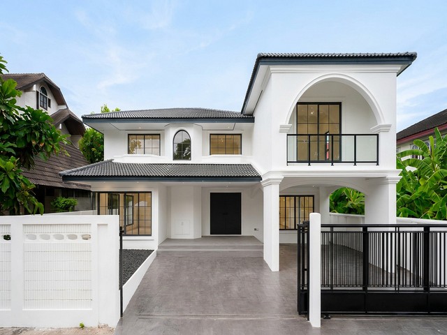 ขายบ้านเดี่ยวหรู 2 ชั้น 80 ตรว 4 ห้องนอน บางนาตราด ซอย 12 รีโนเวทใหม่ทั้งหลัง ใกล้ Central บางนา *** ราคาขาย 18.9 ล้านบาท ติดต่อ:: ชยา  โทร/ID Line:: 0942823961   Link Line:: https://line.me/ti/p/3xFA1An8Kcรหัส# T26-817  บ้านเดี่ยวหรู 2 ชั้น บางนาตราด ซอย 12 รีโนเวทใหม่ทั้งหลัง ใกล้ Central บางนา • บนที่ดิน 80 ตร.วา• พื้นที่ใช้สอย 280 ตร.ม. • 4 ห้องนอน• 4 ห้องน้ำ  • 2 ห้องนั่งเล่น 1 ห้องครัว• 4 ที่จอดรถ• บ้านหรูรีโนเวทใหม่ หลังใหญ่ พร้อมอยู่• ย่าน�