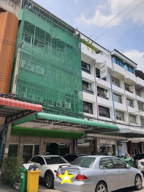 ให้เช่าอาคารพาณิชย์ 5 ชั้น + ชั้นดาดฟ้ามีหลังคา 1,080 ตรม. ซอยรัชดาภิเษก 22 ใกล้ MRT รัชดาภิเษก *** ราคาเช่า 115,000 บาท/เดือน   ติดต่อ::  ชยา โทร/ID Line:: 0942823961   Link Line:: https://line.me/ti/p/3xFA1An8Kcรหัส # T26-814 อาคารพาณิชย์ ซอยรัชดาภิเษก 22 ใกล้ MRT รัชดาภิเษก • จำนวน 5 ชั้น + ชั้นดาดฟ้า (มีหลังคา)• เนื้อที่ 52 ตรว. • พื้นที่ใช้สอย 1080 ตรม.• มีลิฟท์ • จอดรถได้ 5 คัน• ตั้งอยู่ในซอยรัชดาภิเษก 22• ห่างจาก MRT รัชดาภิเษก เพียง 270 เมตร*** ร