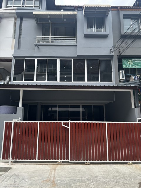 ให้เช่าโฮมออฟฟิศ 4 ชั้น 350 ตร.ม. 5 ห้อง หมู่บ้านสินธานี ลาดพร้าว 80 รีโนเวทใหม่ ใกล้เลียบด่วน ใกล้รัชดาเหม่งจ๋าย  *** ราคาเช่า 45,000 บาท/เดือน บุคคล*** ราคาเช่า 49,000 บาท/เดือน นิติบุคคล ติดต่อ:: ชยา โทร/ID Line:: 0942823961   Link Line:: https://line.me/ti/p/3xFA1An8Kcรหัส# T26-723โฮมออฟฟิศ 4 ชั้น หมู่บ้านสินธานี ลาดพร้าว 80 รีโนเวทใหม่ ใกล้เลียบด่วน ใกล้รัชดาเหม่งจ๋าย ๐ เนื้อที่ 28.3 ตารางวา๐ พื้นที่ใช้สอย: 350 ตร.ม.  ๐ 3 ห้องนอนขนาดใ�