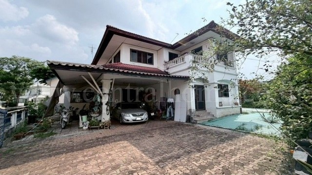 รหัสทรัพย์&nbsp; N1259บ้านเดี่ยว การ์เด้นโฮมวิลเลจ 164 ตร.วา. พหลโยธิน 60ที่ตั้ง :&nbsp;ตำบลคูคต อำเภอลำลูกกา จังหวัดปทุมธานี 12130รายละเอียดทรัพย์&nbsp;- บ้านเดี่ยว 2 ชั้น ขนาดเนื้อที่ 164 ตารางวา พื้นที่ใช้สอย 200 ตารางเมตร- 5 ห้องนอน, 3 ห้องน้ำ, 1 ห้องนั่งเล่น, 1 ห้องครัวไทย, 1 ห้องครัวนอก, 1 ห้องคนรับใช้+ห้องน้ำด้านนอก, 4 ที่จอดรถ- แถม เครื่องปรับอากาศ 4 เครื่อง, เครื่องทำน้ำอุ่น 1 เครื่อง, ปั๊มน�