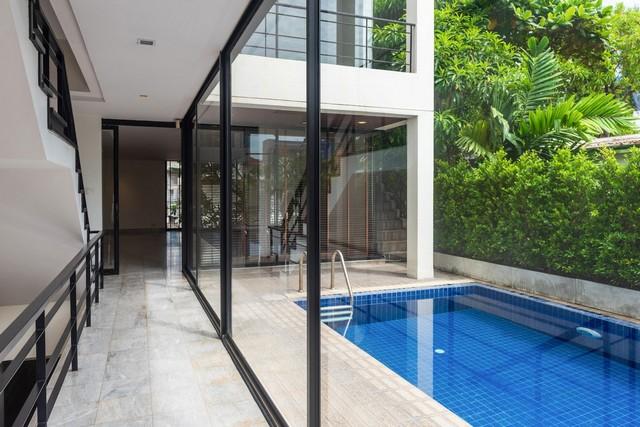 ให้เช่าบ้านเดี่ยว 4 ชั้น พื้นที่ 750 ตร.ม. ย่านอารีย์ พญาไท เหมาะพักอาศัย หรือทำโฮมออฟฟิศ ใกล้ BTS อารีย์ราคาเช่า 220,000 บาท / เดือน ( สัญญาขั้นต่ำ 3 ปี ประกัน 3 เดือน ล่วงหน้า 1 เดือน )ที่ตั้ง ถนนพหลโยธิน ซอยอารีย์สัมพันธ์ แขวงพญาไท เขตพญาไท กรุงเทพมหานคร 10400ติดต่อ : คุณภัสพงณ์ 0634098164Line : binkem22https://www.facebook.com/profile.php?id=61581484955548เนื้อที่ 79 ตารางวา พื้นที่ใช้สอย 750 ตารางเมตร จำนวน 4 ชั้น 4 ห้องนอน 6 ห้องน้ำ