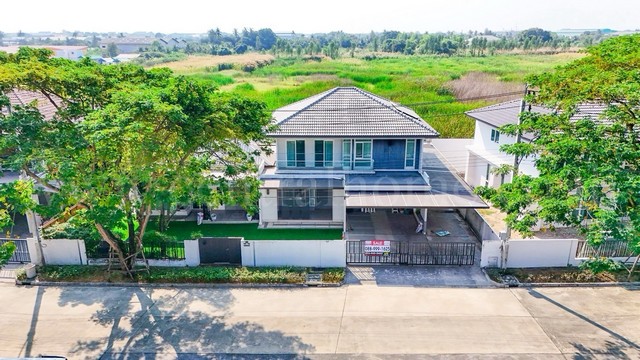รหัสทรัพย์ : N0708บ้านเดี่ยว 2 ชั้น โครงการมัณฑนา วงแหวน-บางบอน วิวทะเลสาบ Type ใหญ่ที่สุดในโครงการที่ตั้ง : ถนนบางบอน 4 แขวงบางบอนเหนือ เขตบางบอน กรุงเทพมหานคร 10150รายละเอียดทรัพย์&nbsp;- บ้านเดี่ยว 2&nbsp;ชั้น เนื้อที่ 129.9 ตารางวา พื้นที่ใช้สอย 295 ตารางเมตร&nbsp;- 5 ห้องนอนใหญ่, 6 ห้องน้ำ, 2 ห้องครัว, 2 ห้องนั่งเล่น, 3 ที่จอดรถ (ส่วนของเจ้าของบ้าน)- ส่วนต่อเติมห้องแม่บ้านมี 3 ห้องนอน, 1 ห้องน้