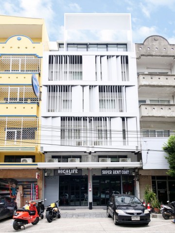 BH4214 ให้เช่าอาคารพาณิชย์ 5.5 ชั้น 2 คูหา รัตนาธิเบศร์ ใกล้ MRT ไทรม้า เพียง 250 เมตร พื้นที่ 884 ตร.ม. เหมาะทำสำนักงาน โชว์รูม ร้านค้า คาเฟ่ติดต่อ Agent คุณบัว (Bua)Tel: 093-646-4597&nbsp;LINE ID: Bua093ราคาเช่าเริ่มต้น 40,000 บาทต่อเดือนให้เช่าอาคารพาณิชย์ 2 คูหา ขนาดใหญ่ 5.5 ชั้น ในหมู่บ้านซื่อตรง รัตนาธิเบศร์ ฝั่งขาออก ทำเลศักยภาพ ติดชุมชน เดินเพียง 250 เมตรถึง MRT สถานีไทรม้า อาคารเหมาะสำหรับสำนักงาน โฮมออฟฟ�