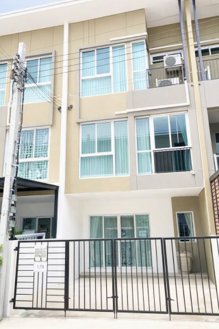รามอินทราให้เช่าทาวน์โฮม3ชั้น3นอน3น้ำใกล้ MRTวงแหวนรามอินทรา450ม.25ตร.ว.150ตร.ม.เฟอร์ครบ โต๊ะกินข้าว โซฟา เตียงนอน  แอร์4 พร้อมเข้าอยู่
