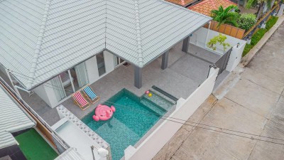 ????✨ ขาย / เช่า Pool Villa ชั้นเดียว รีโนเวทใหม่ พร้อมเข้าอยู่ ✨สัมผัสบ้านสไตล์พูลวิลล่าสุดหรู บรรยากาศเป็นส่วนตัว ตกแต่งใหม่ทั้งหลัง พร้อมเฟอร์นิเจอร์และเครื่องใช้ไฟฟ้าครบ เหมาะสำหรับอยู่อาศัย บ้านพักตากอากาศ หรือการลงทุน???? รายละเอียดบ้าน????️ 4 ห้องนอน???? 5 ห้องน้ำ???? พื้นที่ใช้สอย 280 ตร.ม.✨ รีโนเวทใหม่ พร้อมเข้าอยู่????️ เฟอร์นิเจอร์ครบ✔️ แอร์✔️ ตู้เย็น✔️ เครื่องซักผ้า