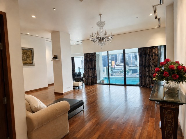 ขาย Luxury Residence พร้อม Private Pool  |  Le Raffine Sukhumvit 39ราคาขาย 37.5 ล้านบาทหนึ่งในจุดเด่นที่หาได้ยากสำหรับคอนโดใจกลางสุขุมวิท สระว่ายน้ำส่วนตัวภายในยูนิต พร้อมระเบียงขนาดใหญ่ พื้นที่ใช้สอยกว้างขวาง ใน Prime Area ของกรุงเทพฯรายละเอียดห้อง• ชั้น 10 ห้อง 10C• พื้นที่รวม 237.06 ตร.ม.• 2 ห้องนอน | 3 ห้องน้ำ• 1 ห้องแม่บ้าน พร้อมห้องน้ำ• Living Area ขนาดใหญ่• ครัวไทย + ครัวฝรั่ง• Built-in Air Conditioning 5 เครื่อง• ที่จอดรถส่วนตัว